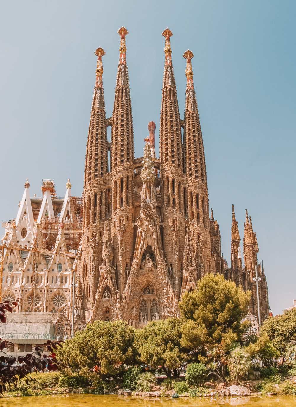 6 Must See Buildings By Gaudi In Barcelona (8)