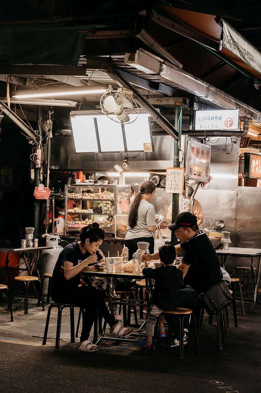 Ningxia Night Market. Coffee and food guide to help you where to eat in Taipei.